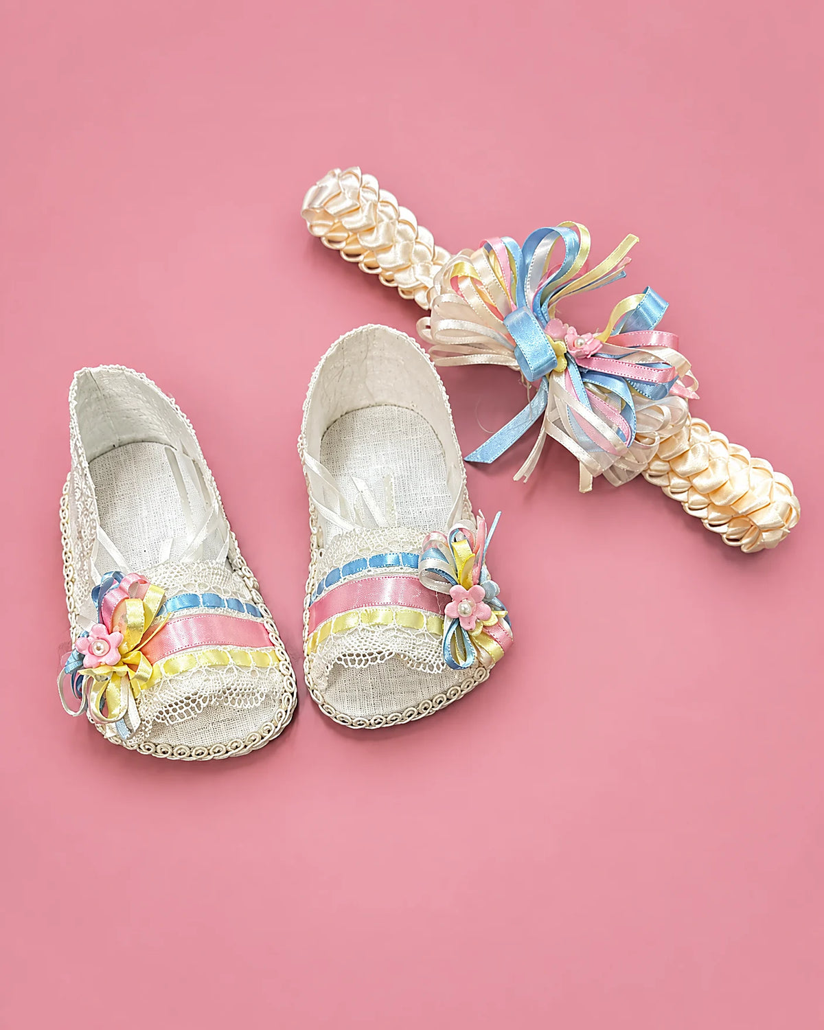Set de zapatitos y banda crema con cintas pastel para recién nacida | JR Baby Center