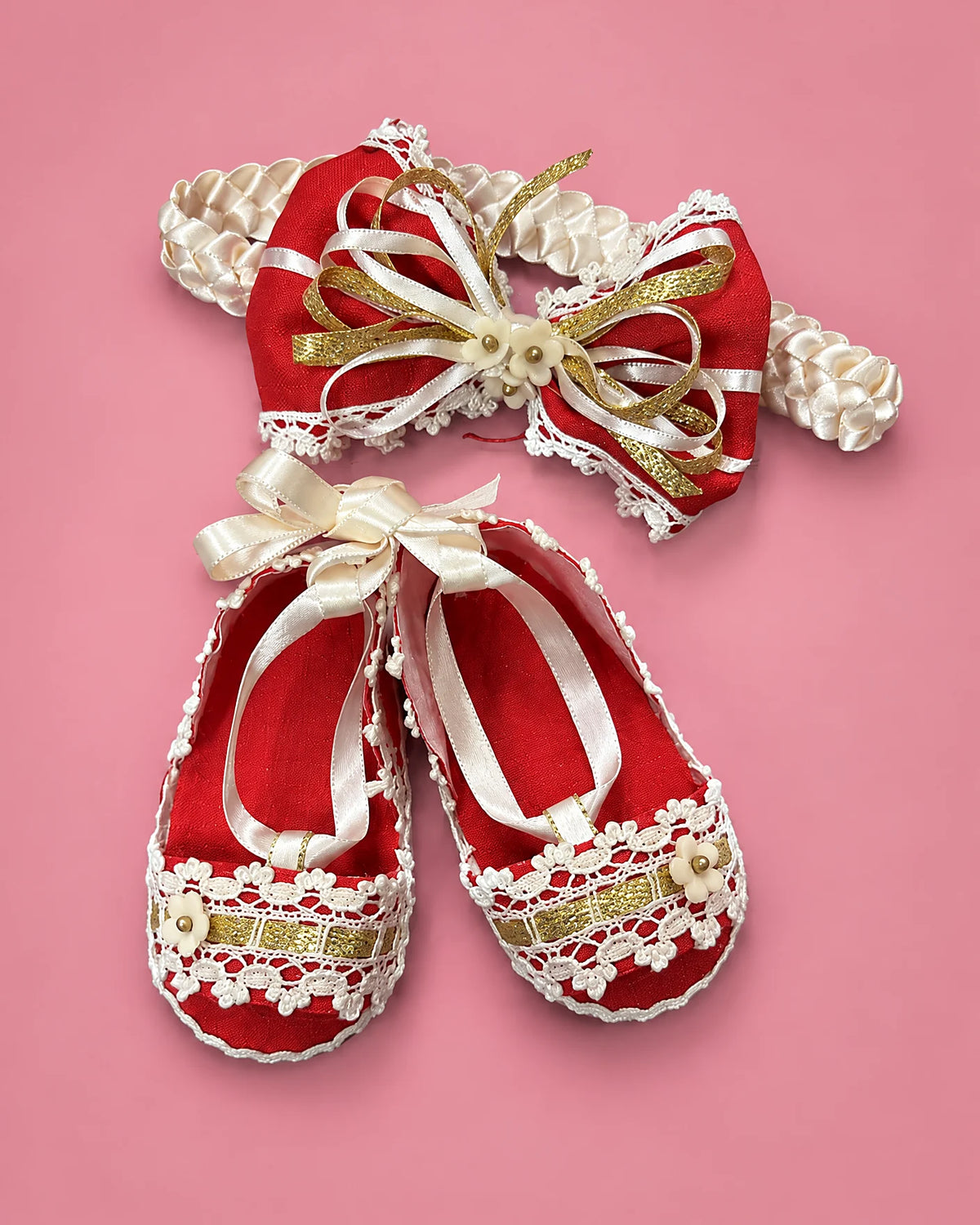 Set de zapatitos y banda rojo con florecitas crema para recién nacida | JR Baby Center