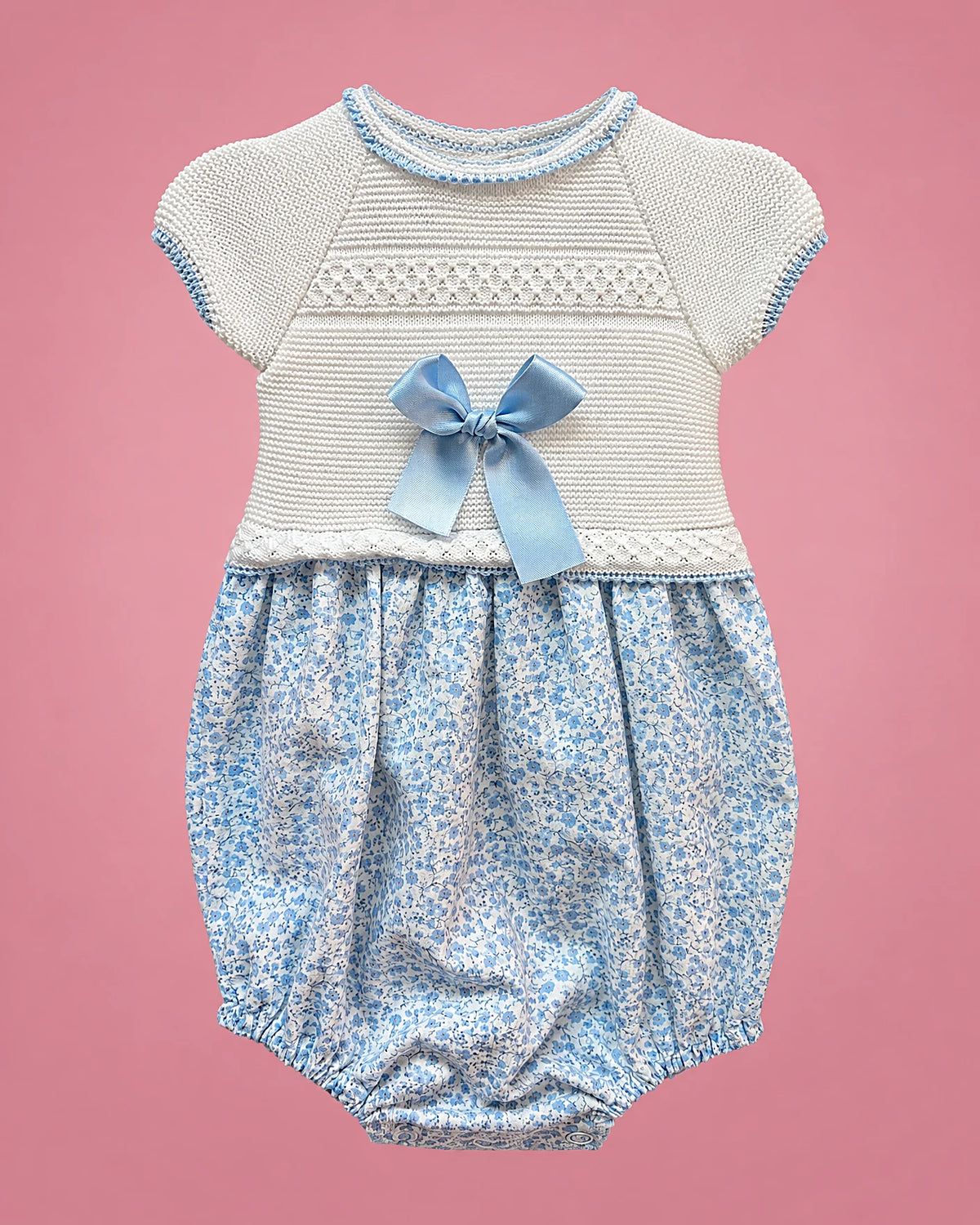 Karela Kids blanco con flores azules para bebé niña, vista de frente | JR Baby Center