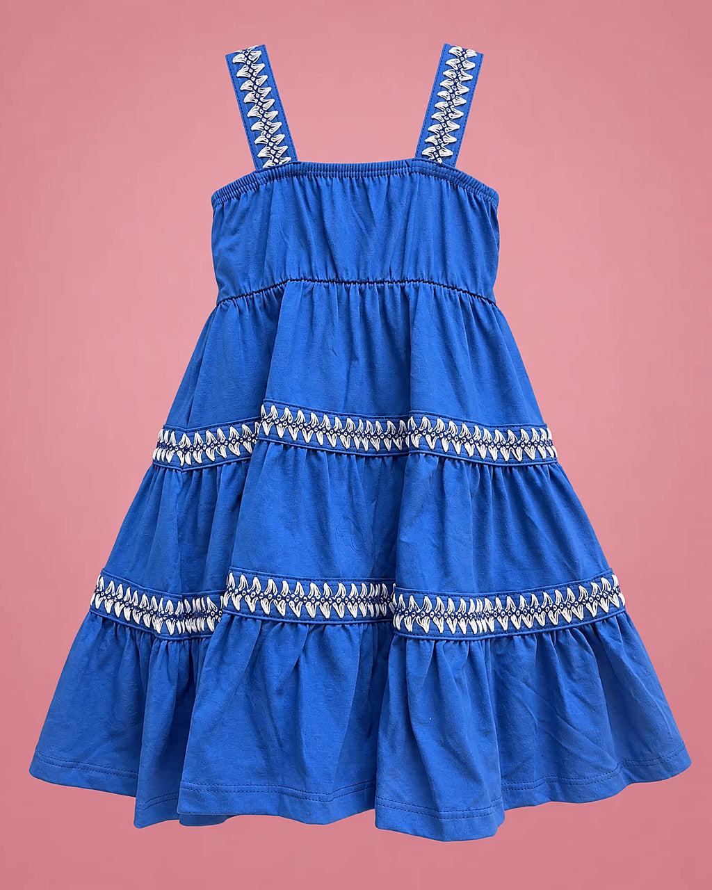 Vestido azul rey con flores blancas bordadas y falda en capas para niña, vista de espalda | JR Baby Center