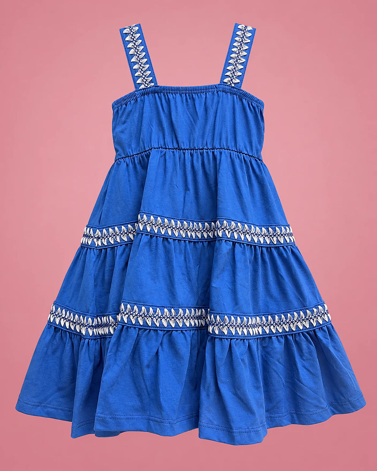Vestido azul rey con flores blancas bordadas y falda en capas para niña, vista de espalda | JR Baby Center