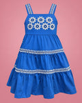 Vestido azul rey con flores blancas bordadas y falda en capas para niña, vista de frente | JR Baby Center