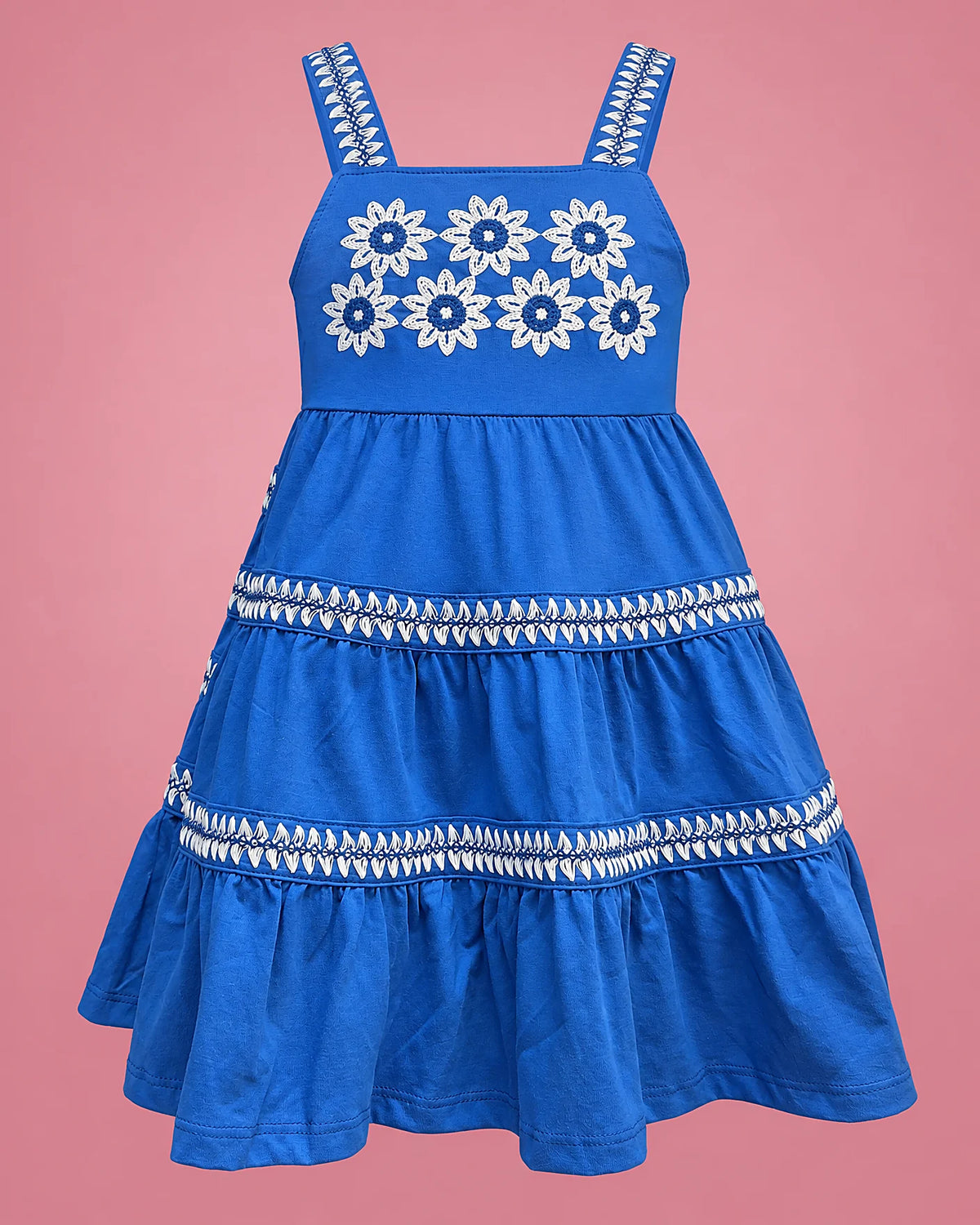 Vestido azul rey con flores blancas bordadas y falda en capas para niña, vista de frente | JR Baby Center