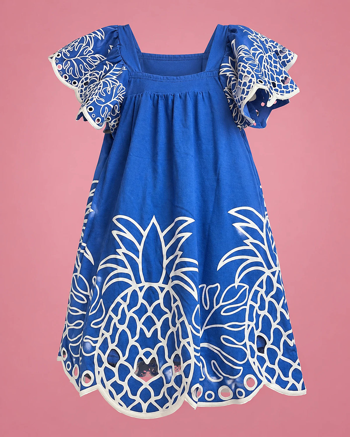 Vestido azul con piñas blancas y ruedo calado para niña, vista de frente | JR Baby Center