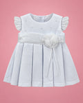 Vestido de bautizo blanco plisado para bebé niña, vista de frente | JR Baby Center