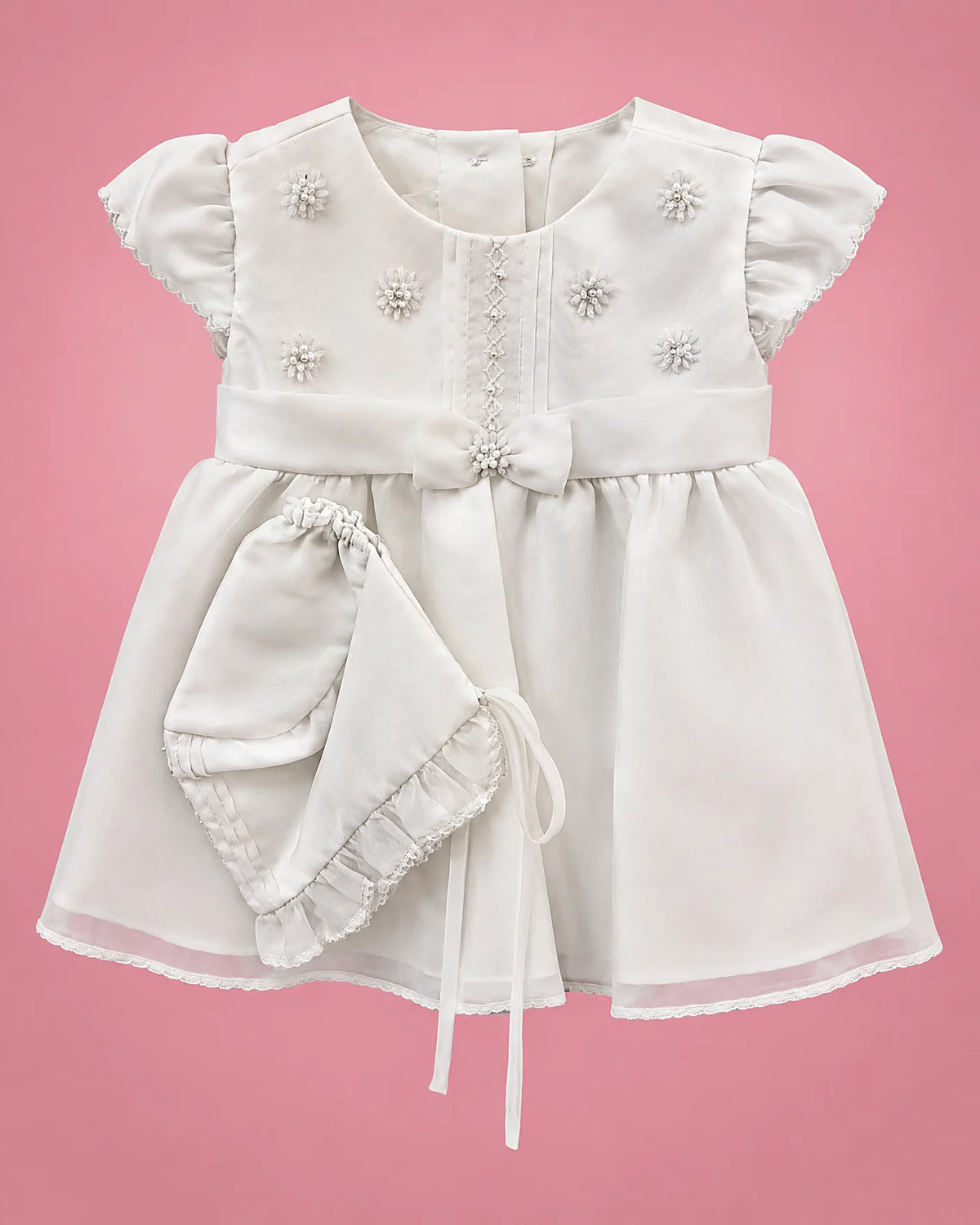 Vestido de bautizo blanco con flores de perlitas y gorrito para bebé niña, vista de frente | JR Baby Center
