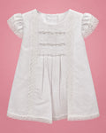 Vestido de bautizo blanco con entredós de encaje y alforzas para bebé niña, vista de frente | JR Baby Center