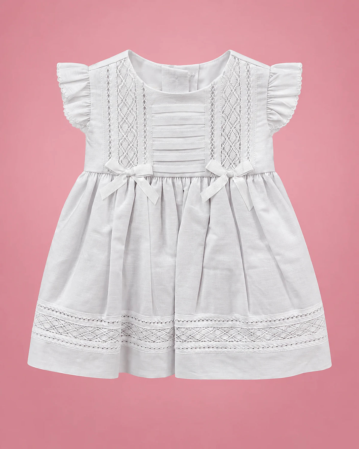 Vestido de bautizo blanco con lacitos y bandas de encaje para bebé niña, vista de frente | JR Baby Center