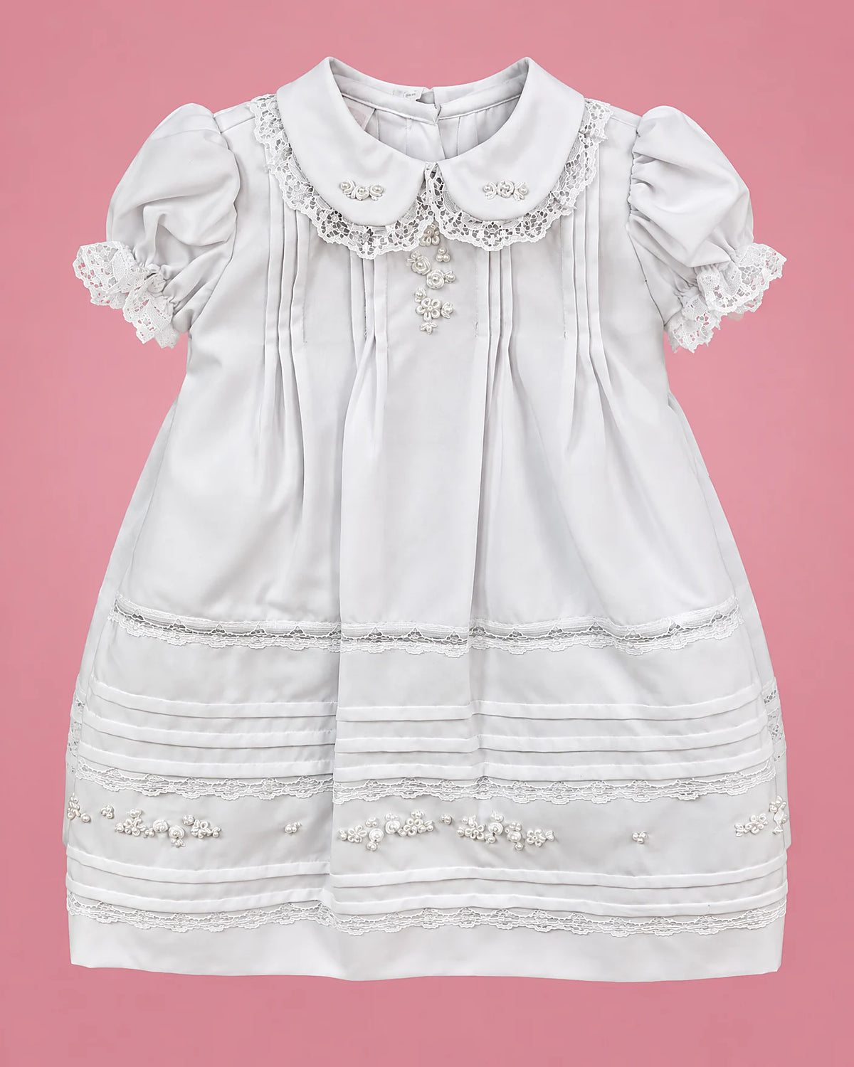 Vestido de bautizo blanco con cuello de encaje y flores para bebé niña, vista de frente | JR Baby Center