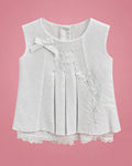 Vestido de bautizo blanco con pliegues y flores bordadas para bebé niña, vista de frente | JR Baby Center