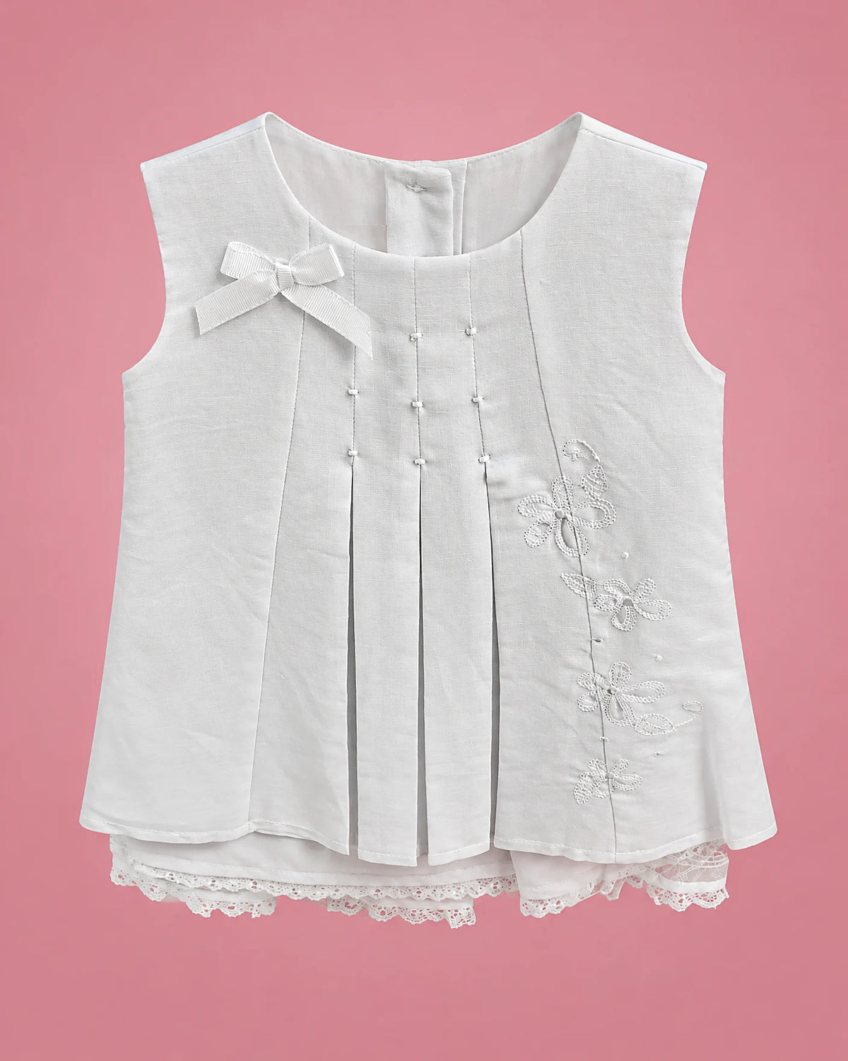 Vestido de bautizo blanco con pliegues y flores bordadas para bebé niña, vista de frente | JR Baby Center