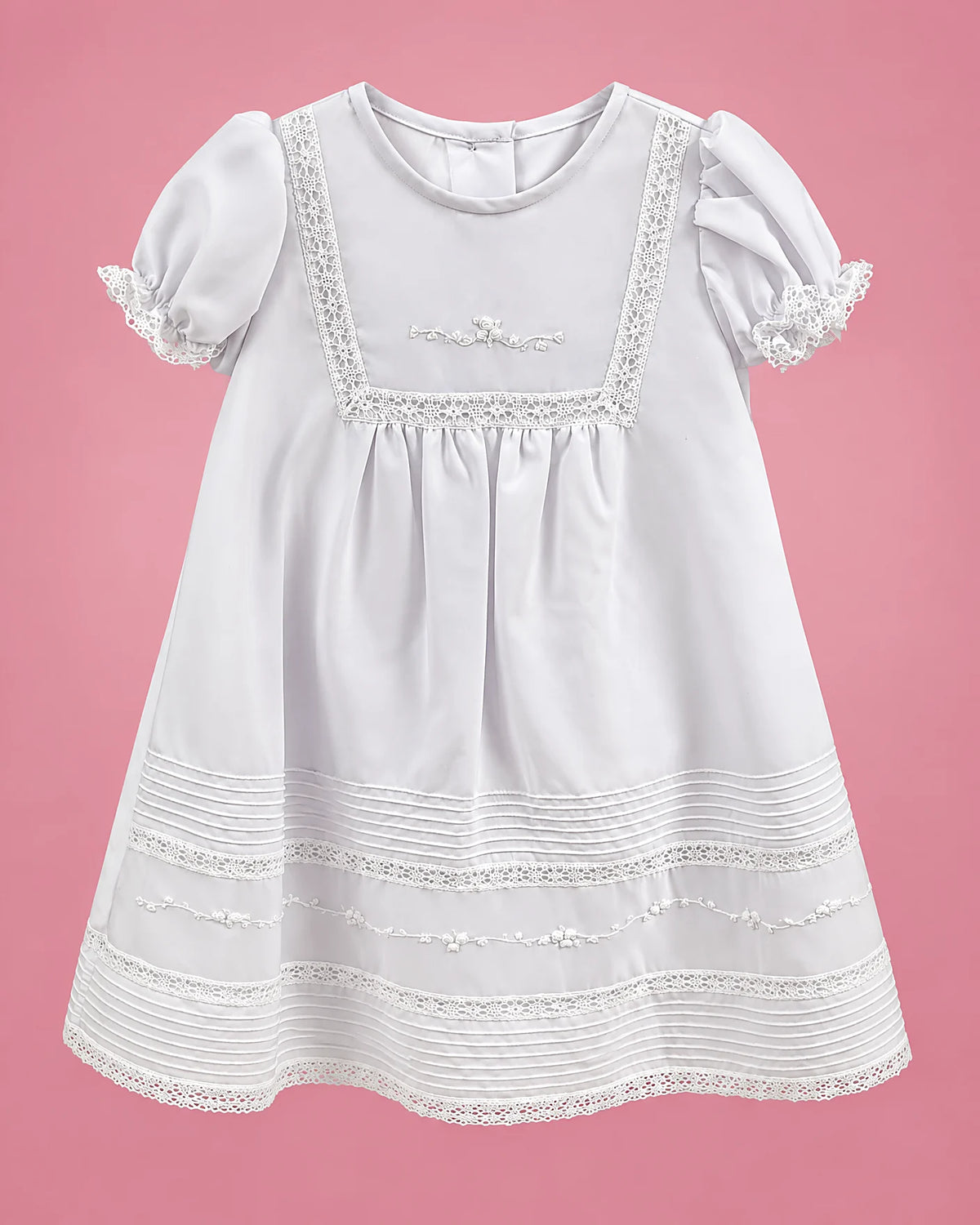 Vestido de bautizo blanco con peto cuadrado de encaje para bebé niña, vista de frente | JR Baby Center