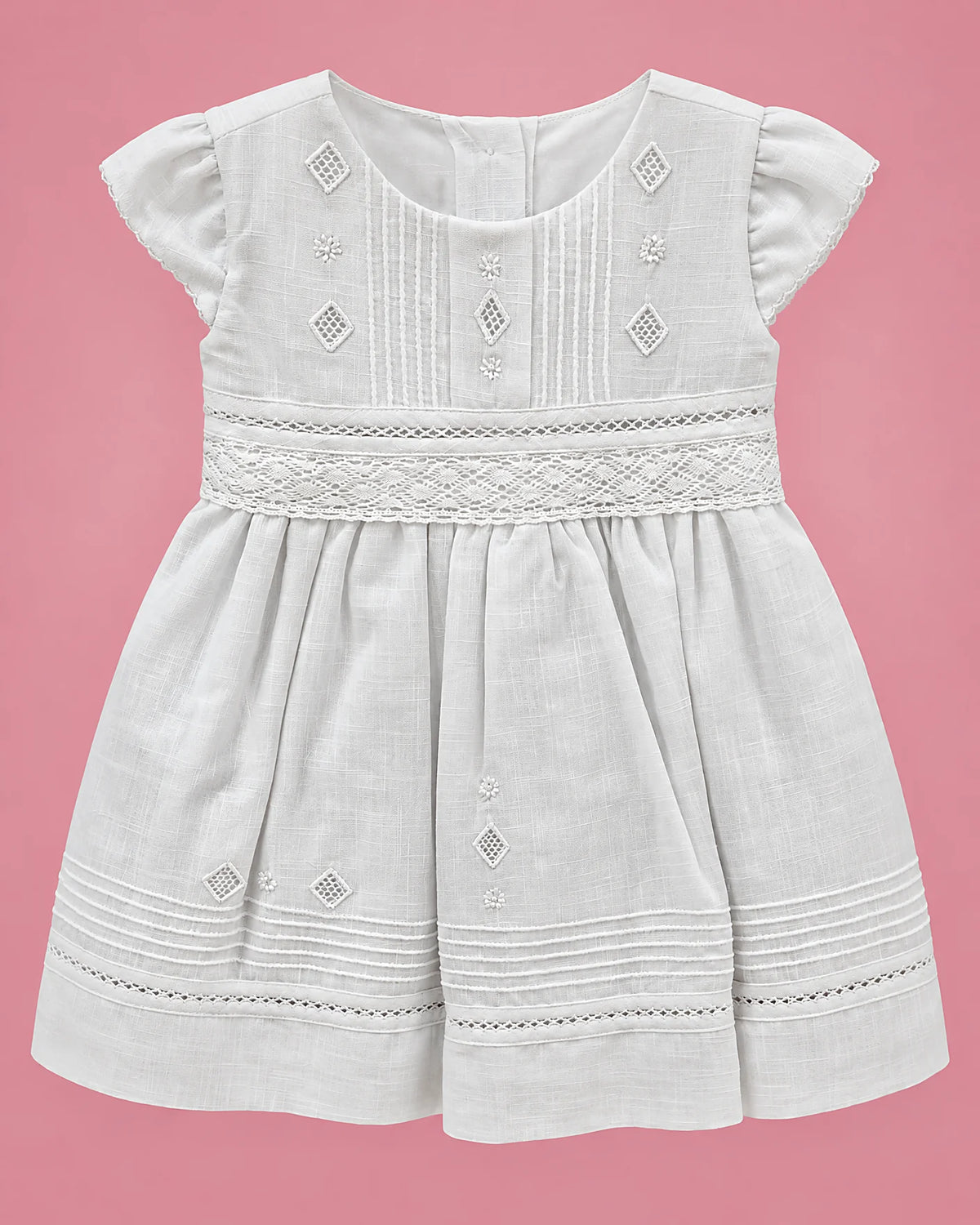 Vestido de bautizo blanco con rombos y cintura de encaje para bebé niña, vista de frente | JR Baby Center
