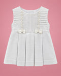 Vestido de bautizo blanco sin mangas con dos lazos para bebé niña, vista de frente | JR Baby Center