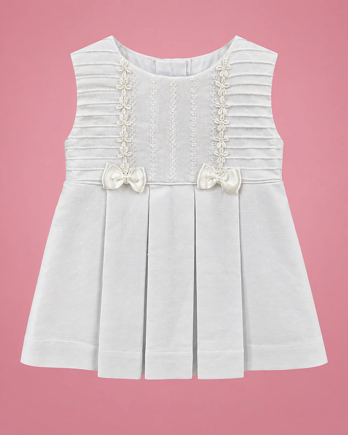 Vestido de bautizo blanco sin mangas con dos lazos para bebé niña, vista de frente | JR Baby Center