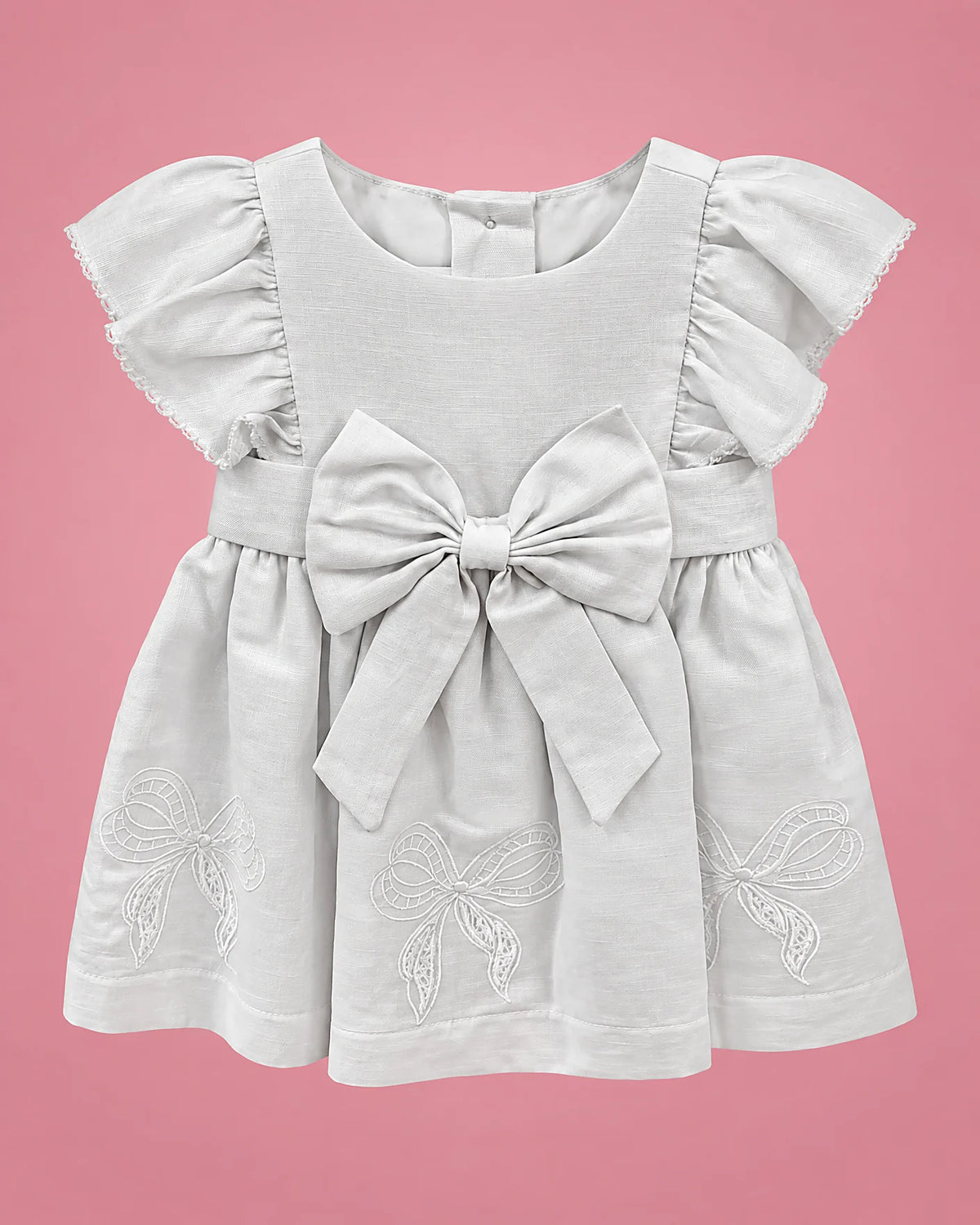 Vestido de bautizo blanco con lazo grande y lazos bordados para bebé niña, vista de frente | JR Baby Center