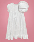 Vestido de bautizo largo blanco con volante y gorrito para bebé niña, vista de frente | JR Baby Center