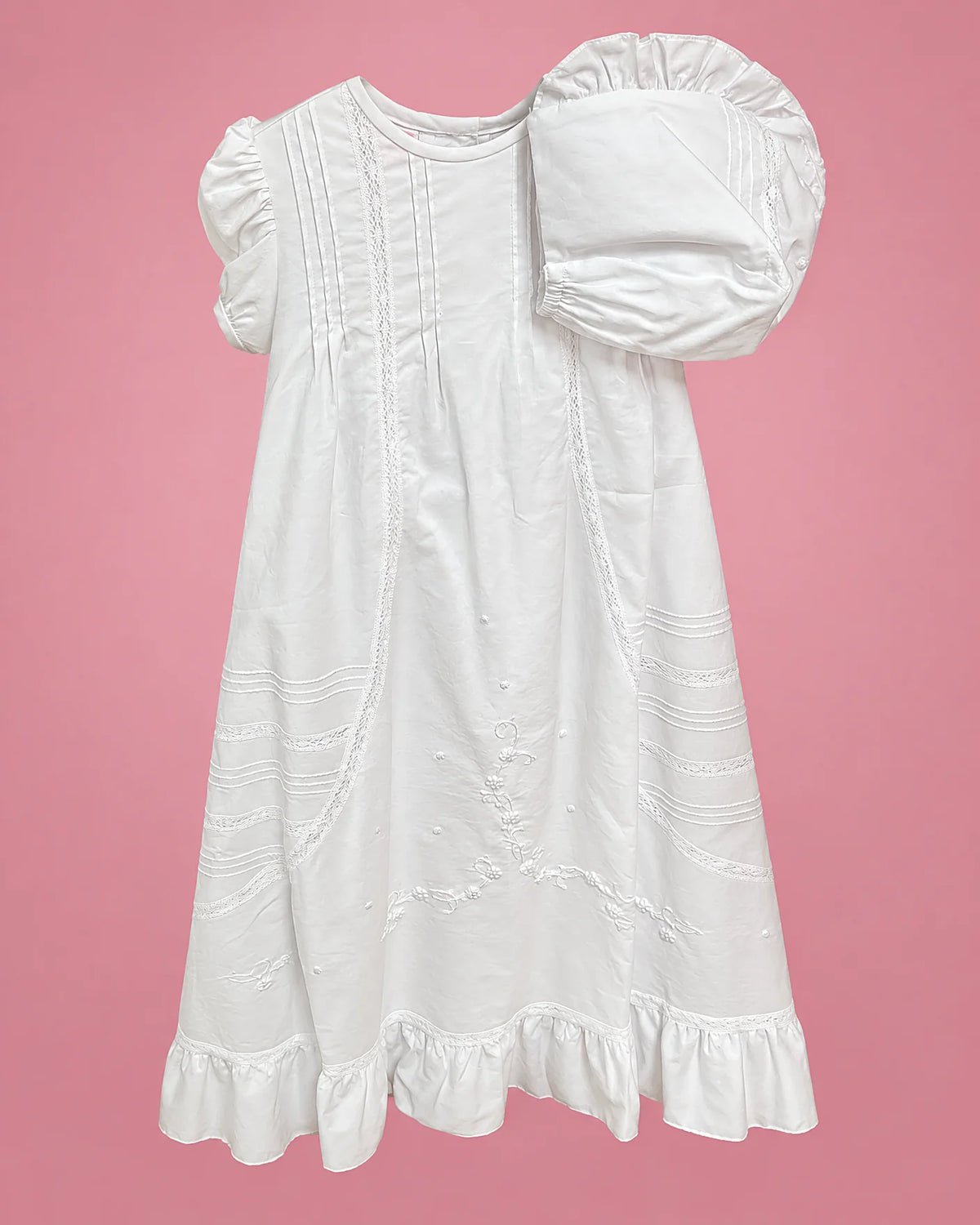 Vestido de bautizo largo blanco con volante y gorrito para bebé niña, vista de frente | JR Baby Center