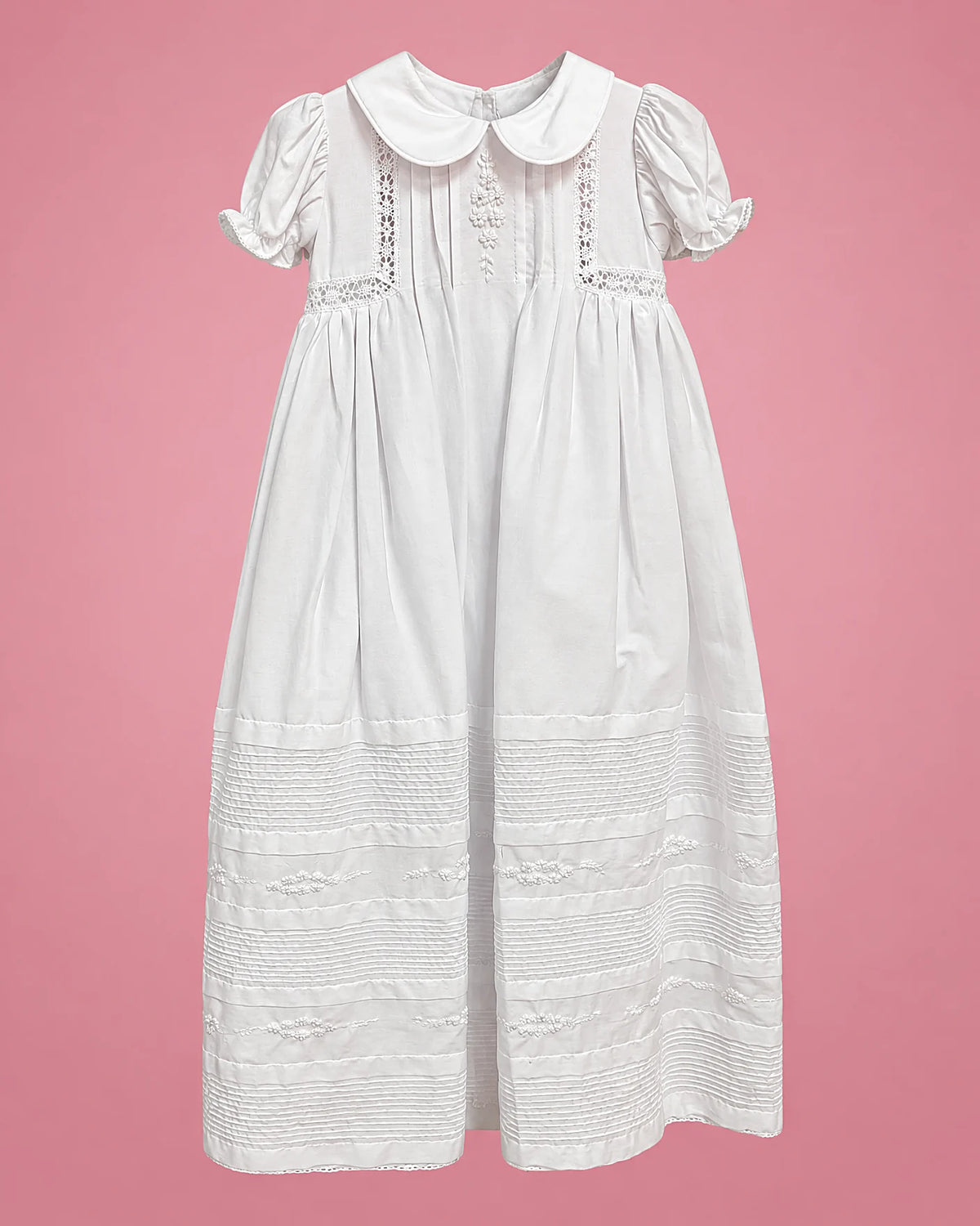 Vestido de bautizo largo blanco con cuello redondo para bebé niña, vista de frente | JR Baby Center