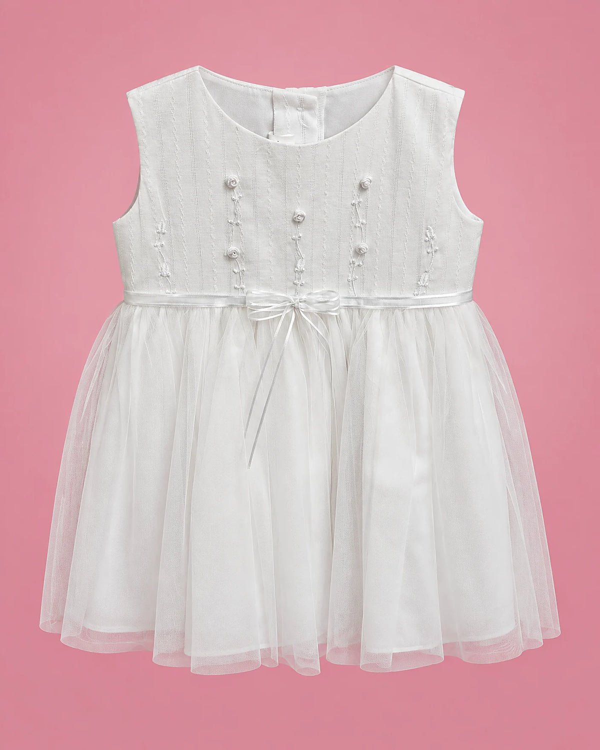 Vestido de bautizo blanco con rositas y falda de capas para bebé niña, vista de frente | JR Baby Center