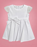 Vestido de bautizo blanco con mangas de perlitas y lazo para niña, vista de frente | JR Baby Center