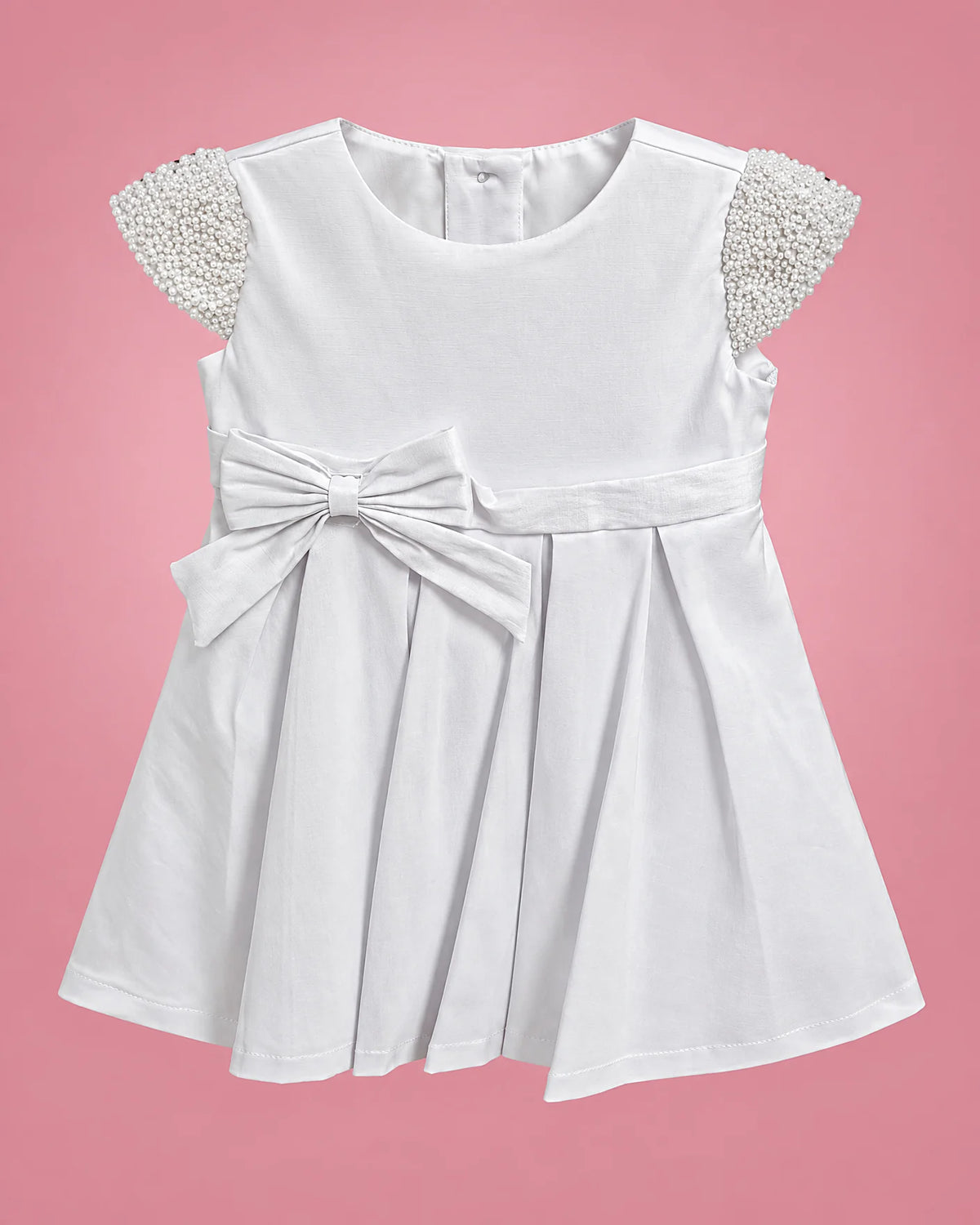 Vestido de bautizo blanco con mangas de perlitas y lazo para niña, vista de frente | JR Baby Center