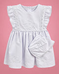 Vestido de bautizo blanco con flores bordadas y gorrito para bebé niña, vista de frente | JR Baby Center