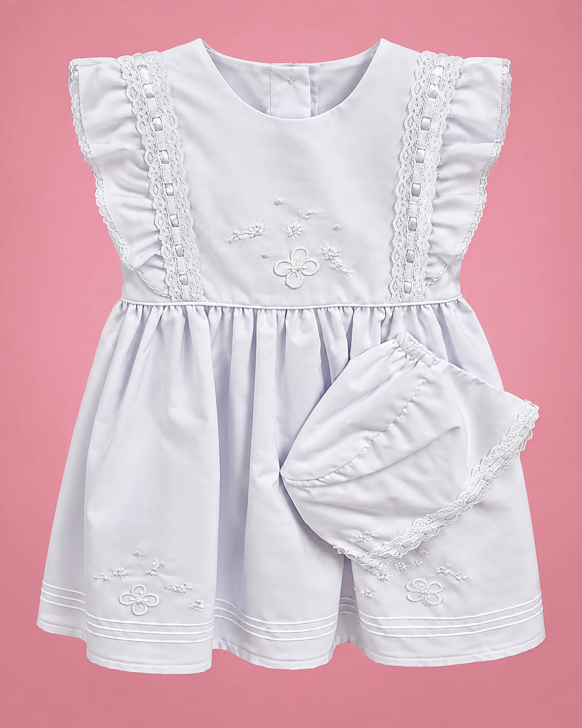 Vestido de bautizo blanco con flores bordadas y gorrito para bebé niña, vista de frente | JR Baby Center