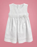 Vestido de bautizo blanco con flor y cintura de encaje para bebé niña, vista de frente | JR Baby Center