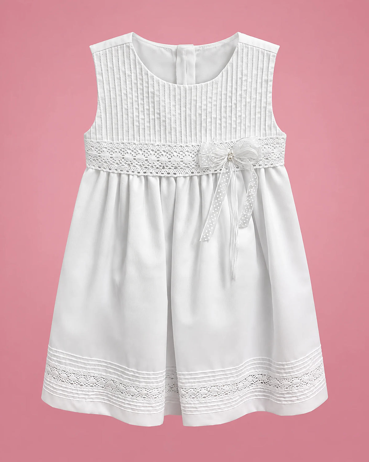 Vestido de bautizo blanco con flor y cintura de encaje para bebé niña, vista de frente | JR Baby Center