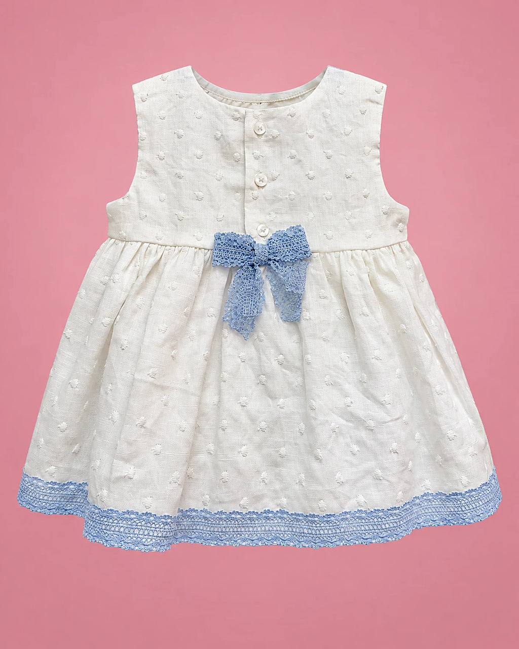 Vestido blanco con encaje azul y lazo en la espalda para bebé niña, vista de espalda | JR Baby Center