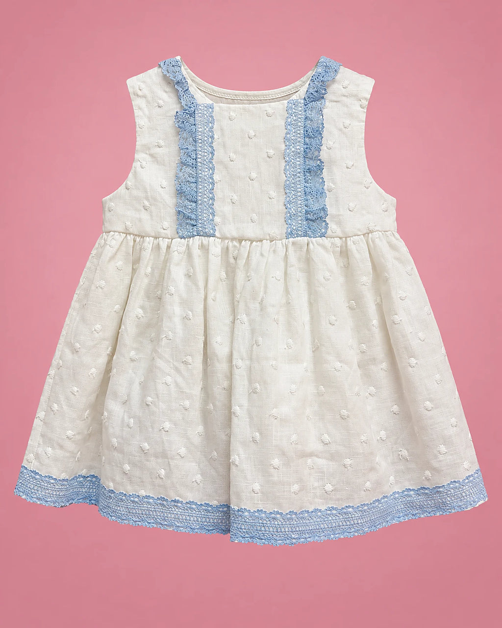 Vestido blanco con encaje azul y lazo en la espalda para bebé niña, vista de frente | JR Baby Center