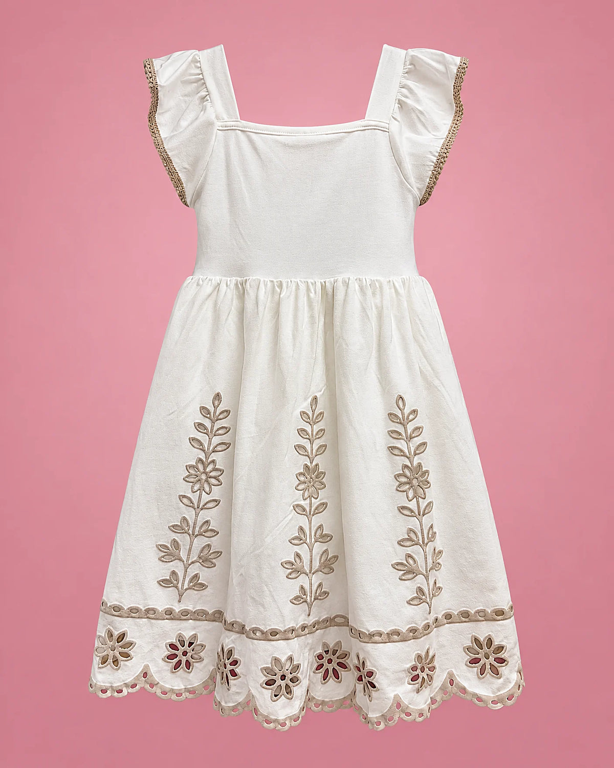 Vestido blanco con ramas bordadas beige y ruedo calado para niña, vista de espalda | JR Baby Center