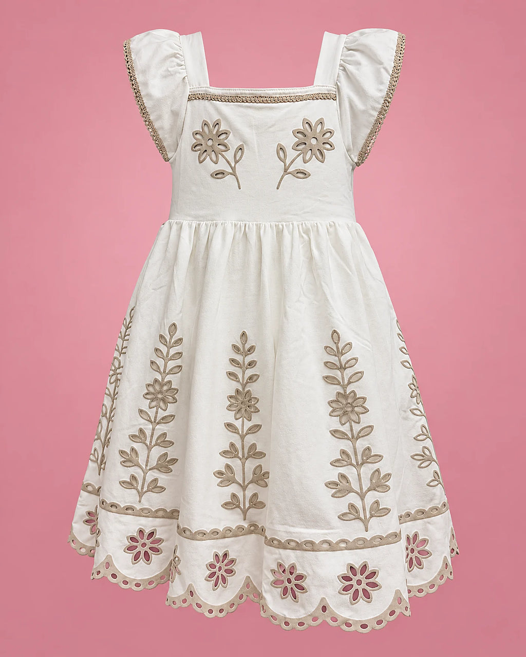 Vestido blanco con ramas bordadas beige y ruedo calado para niña, vista de frente | JR Baby Center
