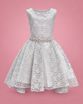 Vestido blanco de encaje para niña, vista de frente | JR Baby Center