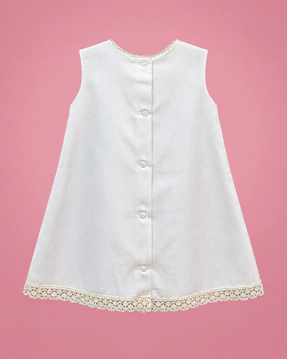 Vestido blanco con encaje beige y lazo para bebé niña, vista de espalda | JR Baby Center