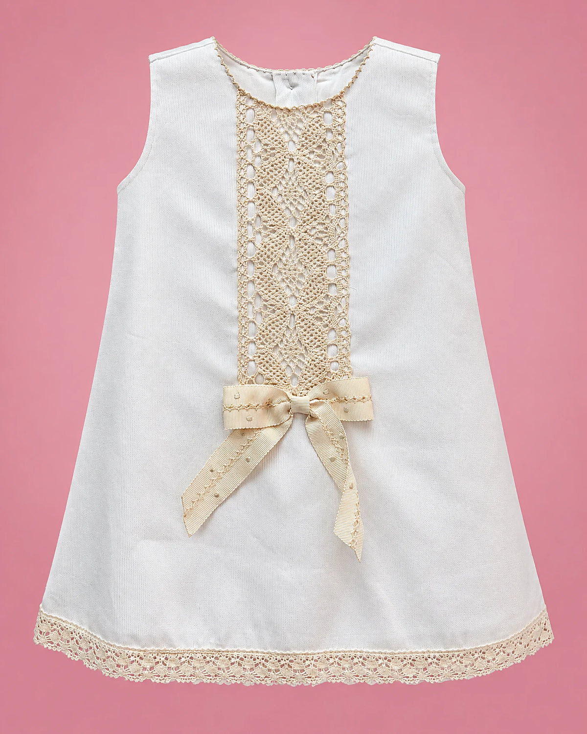Vestido blanco con encaje beige y lazo para bebé niña, vista de frente | JR Baby Center