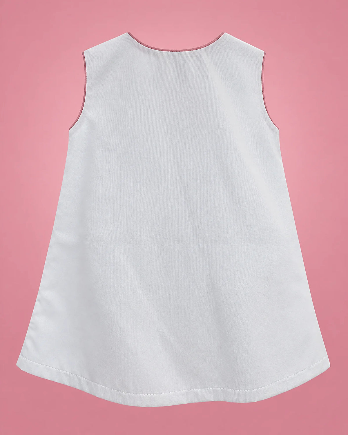 Vestido blanco sin mangas con lazo floral rosado para bebé niña, vista de espalda | JR Baby Center
