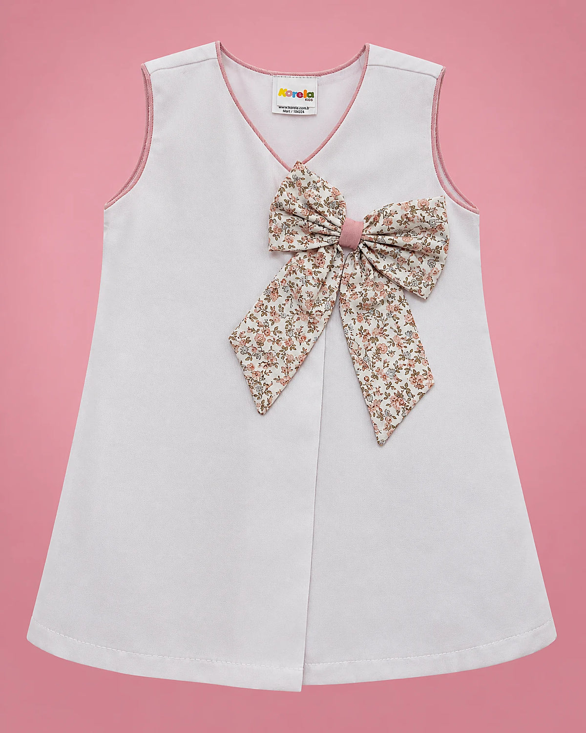 Vestido blanco sin mangas con lazo floral rosado para bebé niña, vista de frente | JR Baby Center