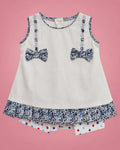 Vestido marfil con lazos y volante floral azul para bebé niña, vista de frente | JR Baby Center