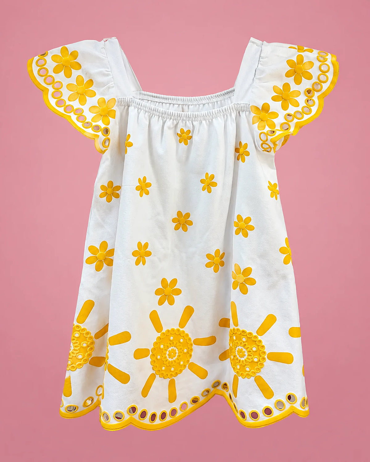 Vestido blanco con soles y florecitas amarillas para niña, vista de frente | JR Baby Center