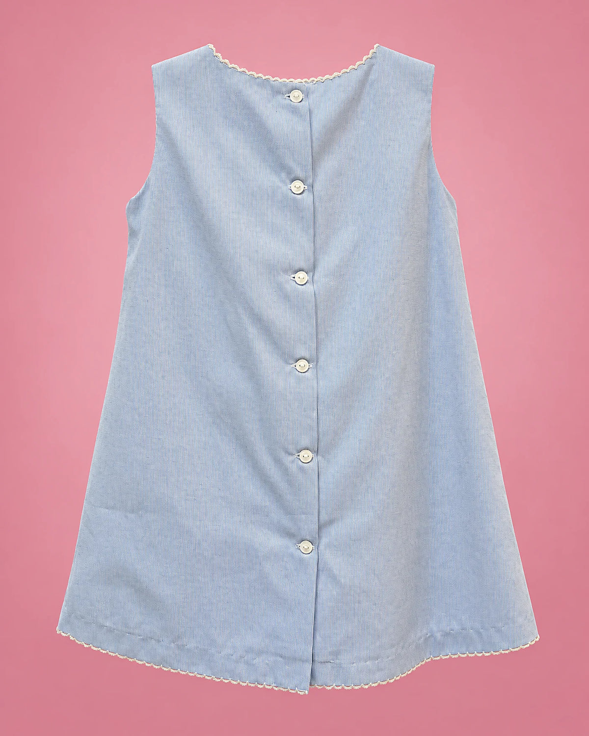 Vestido azul claro con entredós de encaje y lazo amarillo para bebé niña, vista de espalda | JR Baby Center