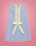 Vestido azul claro con entredós de encaje y lazo amarillo para bebé niña, vista de frente | JR Baby Center