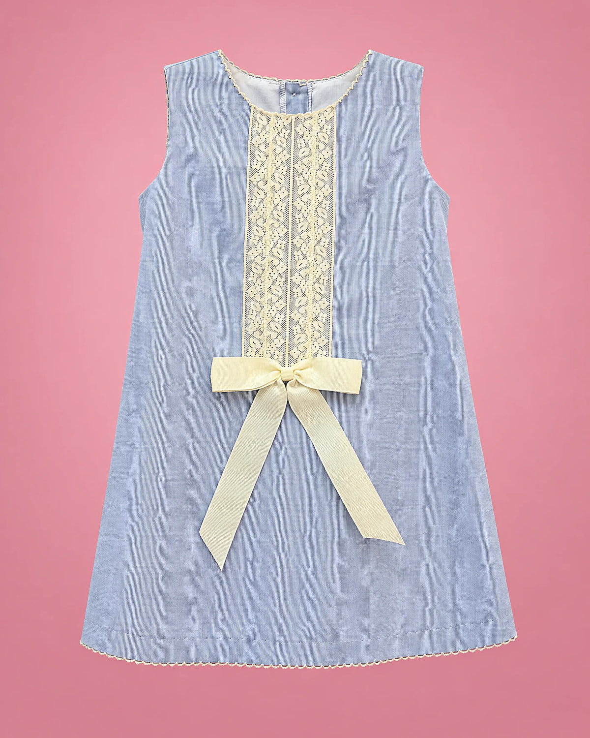 Vestido azul claro con entredós de encaje y lazo amarillo para bebé niña, vista de frente | JR Baby Center
