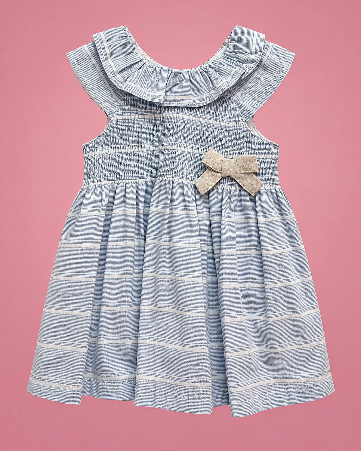Vestido azul claro a rayas con nido de abeja y lazo para bebé niña, vista de frente | JR Baby Center
