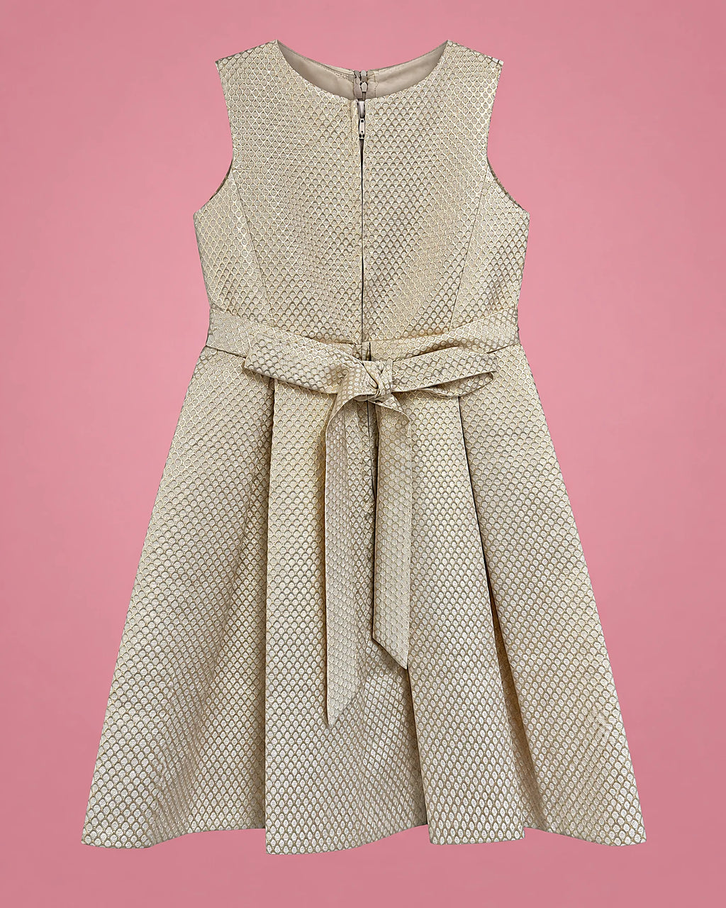 Vestido champán con textura de rombos y cuello de brillos para niña, vista de espalda | JR Baby Center