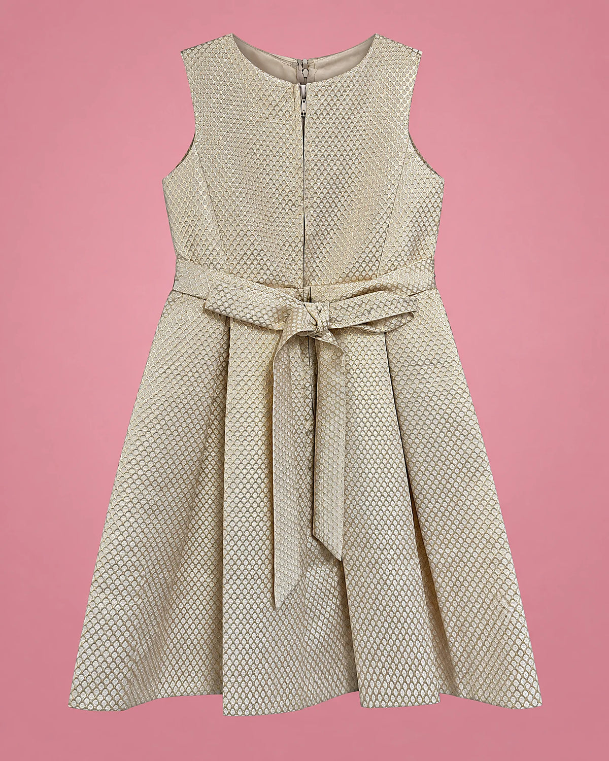 Vestido champán con textura de rombos y cuello de brillos para niña, vista de espalda | JR Baby Center