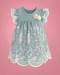 Vestido aqua con estampado floral blanco y mangas de encaje para bebé niña, vista de frente | JR Baby Center