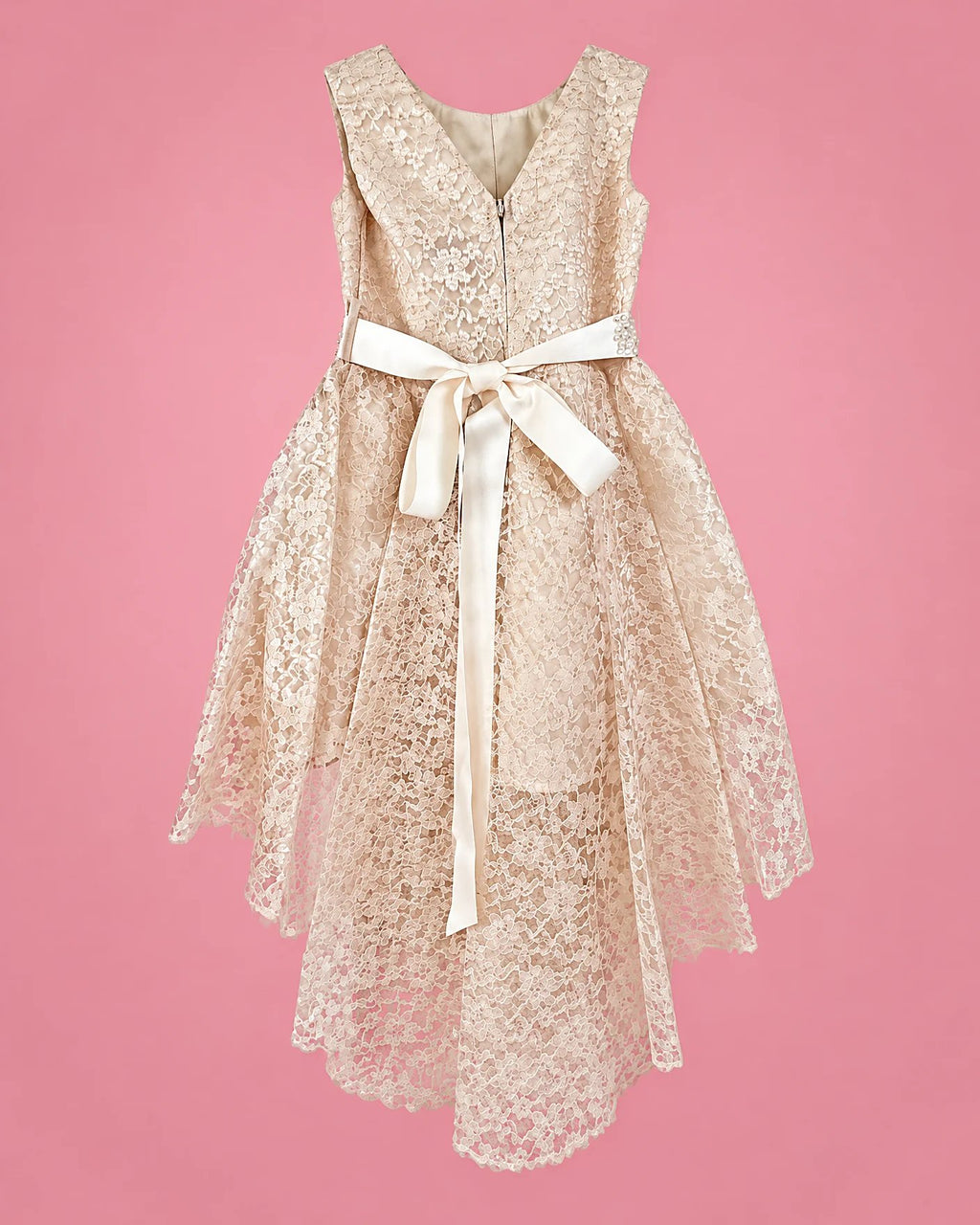 Vestido de encaje champán con lazo crema para niña, vista de espalda | JR Baby Center
