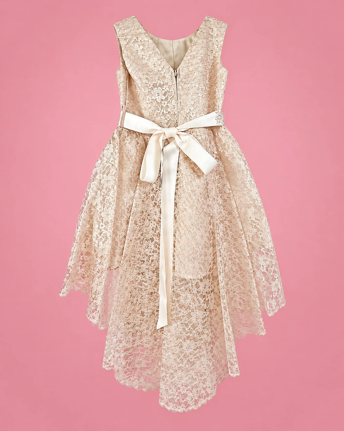 Vestido de encaje champán con lazo crema para niña, vista de espalda | JR Baby Center